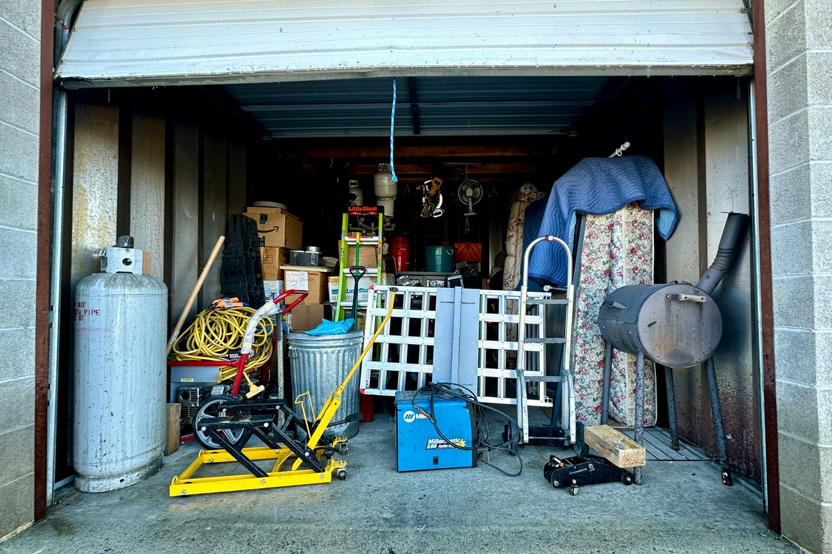 Storage Unit Cleanouts illustrative image